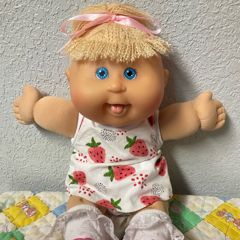 Cabbage Patch Kid Girl Play Along PA-15FB Wheat Hair Blue Eyes Magnetic Tongue